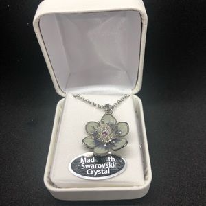 NWT beautiful sterling silver plated flower necklace made with Swarovski crystal